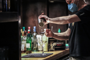 Τι παθαίνει κάποιος που καταναλώνει νοθευμένο ποτό, «οινόπνευμα που χρησιμοποιούμε σε νοσοκομεία»