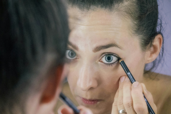 Οι makeup artists συμφωνούν: «Μετά τα 50, το μαύρο μολύβι στην εσωτερική γραμμή το βλεφάρου μπορεί να σας δείχνει μεγαλύτερες»
