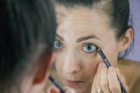 Οι makeup artists συμφωνούν: «Μετά τα 50, το μαύρο μολύβι στην εσωτερική γραμμή το βλεφάρου μπορεί να σας δείχνει μεγαλύτερες»