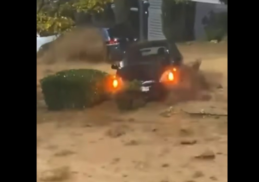 Χάος από την κακοκαιρία στην Άνω Γλυφάδα - Παρασύρθηκαν αυτοκίνητα (Βίντεο)