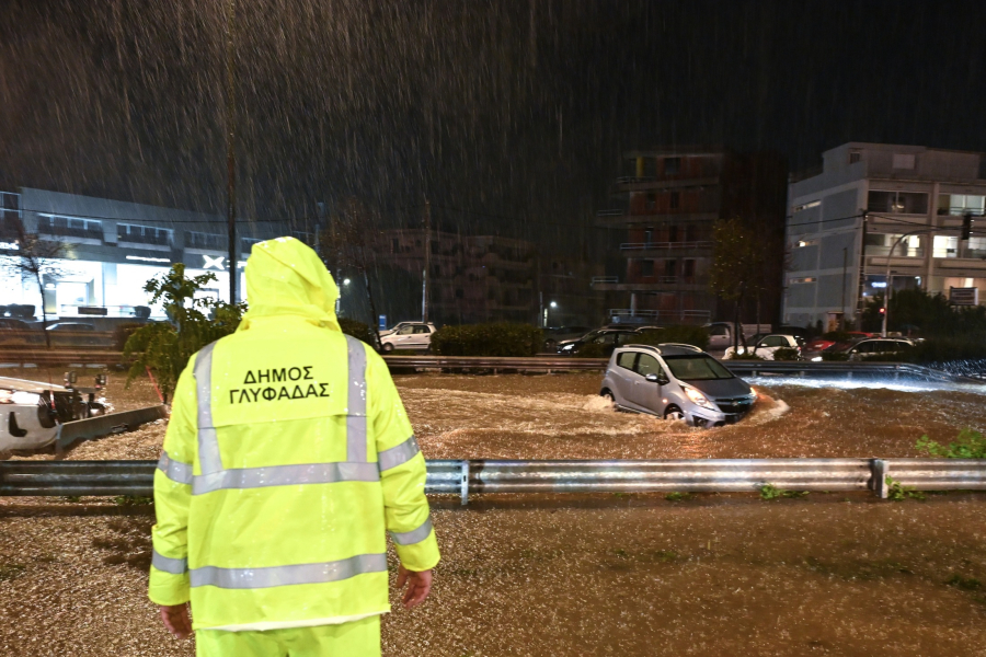 Χάος από την κακοκαιρία: Παρασύρθηκαν αυτοκίνητα στην Άνω Γλυφάδα - Πλημμυρισμένα οχήματα και στη γέφυρα Σπύρου Λούη (Βίντεο)