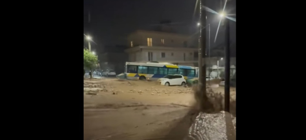 Χάος από την κακοκαιρία: Παρασύρθηκαν αυτοκίνητα στην Άνω Γλυφάδα - Πλημμυρισμένα οχήματα και στη γέφυρα Σπύρου Λούη (Βίντεο)