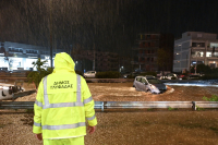 Χάος από την κακοκαιρία: Παρασύρθηκαν αυτοκίνητα στην Άνω Γλυφάδα - Πλημμυρισμένα οχήματα και στη γέφυρα Σπύρου Λούη (Βίντεο)