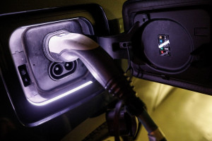 Υποχρεωτική η εγκατάσταση φόρτισης ηλεκτροκίνητων οχημάτων σε νέες πολυκατοικίες