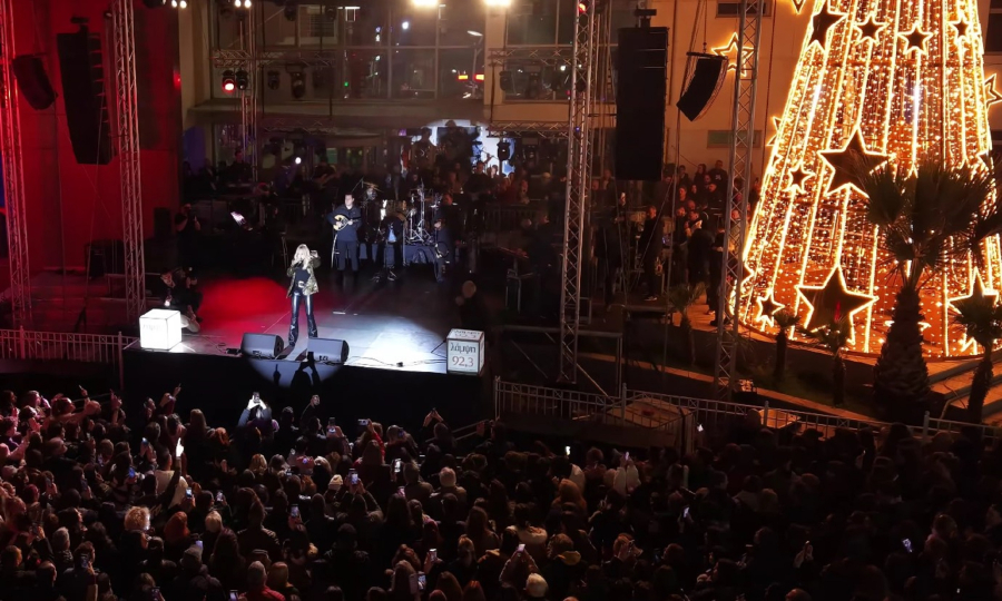 Κοσμοσυρροή στο Περιστέρι – Φωταγωγήθηκε το Χριστουγεννιάτικο δέντρο σε ρυθμούς της Πέγκυς Ζήνα