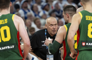 Eurobasket 2025: Η συγγνώμη του Κουρτινάιτις στους Έλληνες δημοσιογράφους, αφού τους «σνόμπαρε» (Βίντεο)