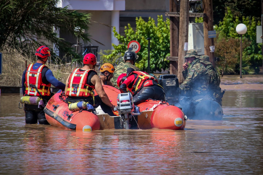 Κακοκαιρία Daniel: Τεράστια επιχείρηση απεγκλωβισμού στις εργατικές κατοικίες της Γιάννουλης στη Λάρισα