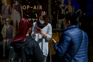Τέλος το ραντεβού για ψώνια στις 14/5, απόλυτη απελευθέρωση σε μετακινήσεις και sms και παράταση απαγόρευσης κυκλοφορίας από 15/5