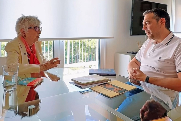 Η «Θεοπούλα» εκθειάζει τον Αλέξη Τσίπρα: «Είναι ένας από μας, είναι τίμιος»