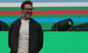 Χιου Τζάκμαν: Γερασμένος και αγνώριστος στο νέο τρέιλερ του «The Death of Robin Hood»