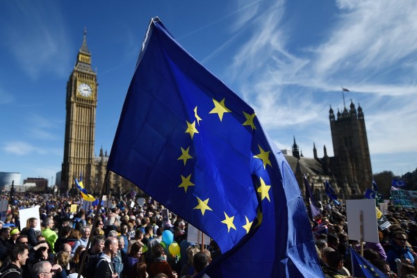 Η ΕΕ συμφώνησε σε όρους για μελλοντικές εμπορικές σχέσεις με τη Βρετανία