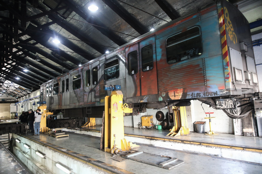 Μέσα Μαζικής Μεταφοράς σε πλήρη αποσύνθεση: Καπνοί, πόρτες που ανοίγουν μόνες τους και βαγόνια 40 ετών