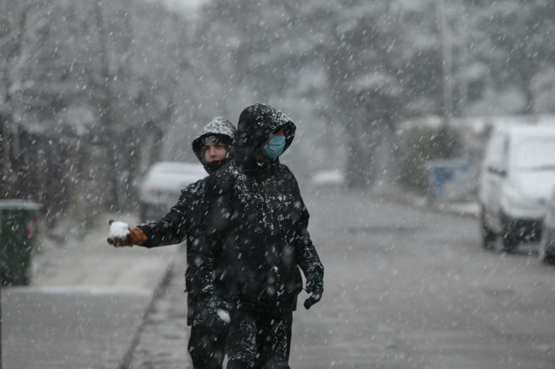 Σφοδρή χιονόπτωση από την Κηφισιά έως τον Άγιο Δημήτριο - Δύσκολες οι επόμενες ώρες (vid)