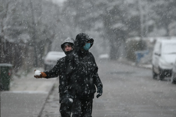 Σφοδρή χιονόπτωση από την Κηφισιά έως τον Άγιο Δημήτριο - Δύσκολες οι επόμενες ώρες (vid)