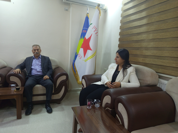 Αποστολή του Dnews στη Βορειοανατολική Συρία (Ροζάβα): «Ο αλ Σάρα έχει αλλάξει μόνο στα λόγια – Ο Ερντογάν απειλεί την εθνική ενότητα της Συρίας»