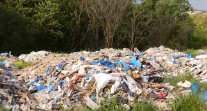 Τόνοι απορριμμάτων από το Τζάνειο νοσοκομείο κατέληξαν σε κοίτη του ποταμού Κηφισού (Βίντεο)