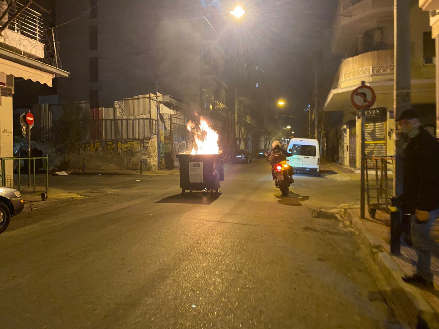 Επεισόδια στην πλατεία Καραϊσκάκη: Κρότου λάμψης και χημικά στην απογευματινή πορεία για τα Τέμπη