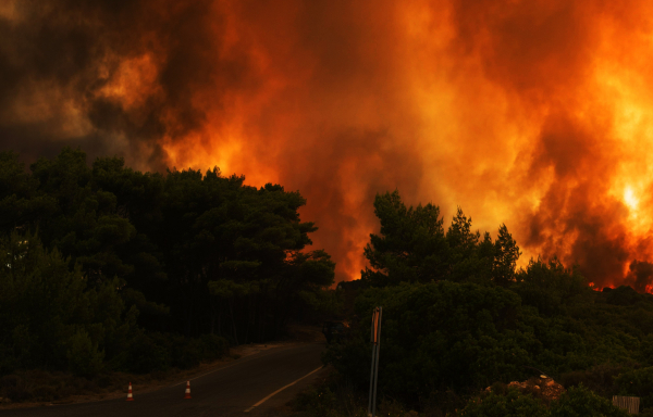 Μεγάλη φωτιά τώρα στα Κύθηρα - Νέο 112 για εκκένωση
