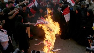 Ιράκ: Διαδηλωτές βγήκαν στους δρόμους και έκαψαν αμερικανικές σημαίες