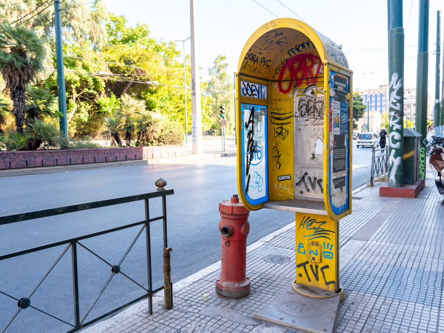 Απομάκρυνση δεκάδων εγκαταλελειμμένων καρτοτηλεφώνων από τα πεζοδρόμια της Αθήνας