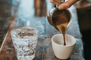 Δύο φλιτζάνια καφέ ή τσάι την ημέρα μπορούν να μειώσουν τον κίνδυνο άνοιας