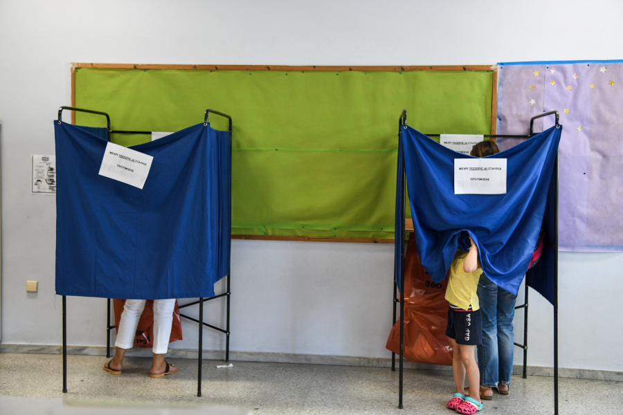 Euractiv: Μάχη σώμα με σώμα ΝΔ - ΣΥΡΙΖΑ σε νέα δημοσκόπηση για τις εκλογές 2023
