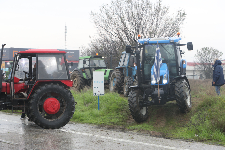Αγρότες στις Σέρρες «έσπασαν» το μπλόκο της ΕΛΑΣ και πάνε Προμαχώνα - Χιλιάδες τρακτέρ στους δρόμους