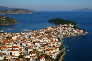 Λιμάνι Ερμιόνης: Αυτοκίνητο έπεσε στη θάλασσα - Στο Κέντρο Υγείας ένας 74χρονος
