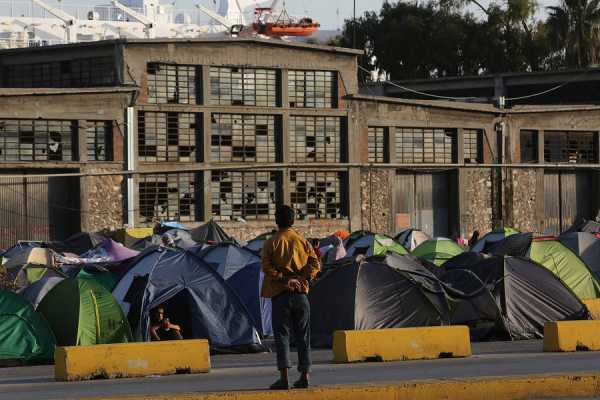Στους 3.280 οι μετανάστες και πρόσφυγες στο λιμάνι του Πειραιά
