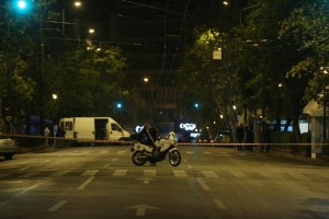 Δύο άτομα «έπιασαν» οι κάμερες έξω από την τράπεζα στο κέντρο της Αθήνας