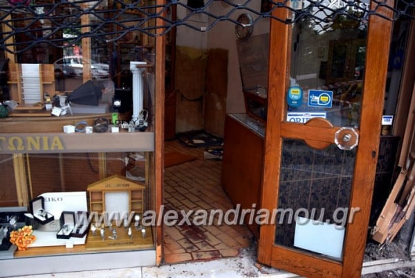 Ημαθία: Μπούκαραν σε κοσμηματοπωλείο στην Αλεξάνδρεια και άρπαξαν το χρηματοκιβώτιο