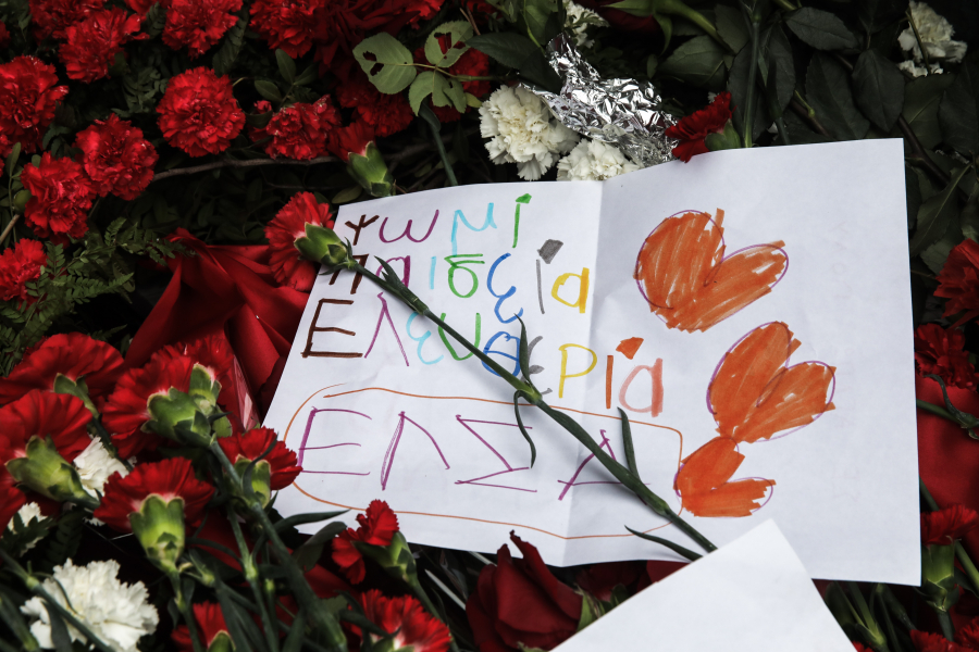 Πολυτεχνείο: Γέμισε από παιδικές ζωγραφιές η «τσακισμένη» πύλη (φωτο)