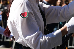 Σημαιοφόρος στέλνει ηχηρό μήνυμα αλληλεγγύης στην Παλαιστίνη - Τι συμβολίζει το καρπούζι στο μανίκι