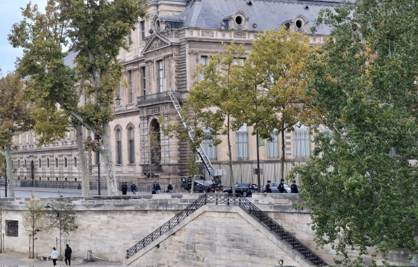 Πώς έγινε η ληστεία στο Λούβρο: «Ανεκτίμητης αξίας» τα κοσμήματα που εκλάπησαν (βίντεο)