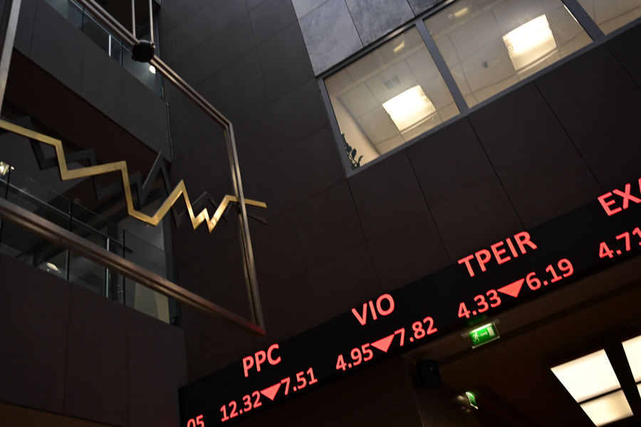 Ισχυρές πιέσεις δέχεται το Χρηματιστήριο Αθηνών – Κάτω από τις 2.200 μονάδες