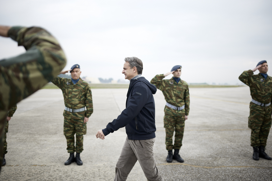 Ο Κυριάκος Μητσοτάκης στην 110 Πτέρυγα Μάχης στην Λάρισα