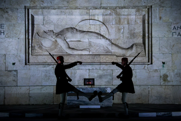 Άγνωστος Στρατιώτης: Οι Αρχές απομάκρυναν γυναίκα που κάθισε πάνω στο κενοτάφιο για να διαμαρτυρηθεί (βίντεο)