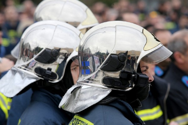 Υπό έλεγχο οι πυρκαγιές στη Νέα Μάκρη και σε εγκαταλελειμμένο κτίριο στο κέντρο της Αθήνας