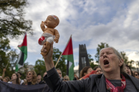 «Κάν' το όπως η Βρετανία»: Η Δύση χασομερά έξω από τα... Επείγοντα της Γάζας