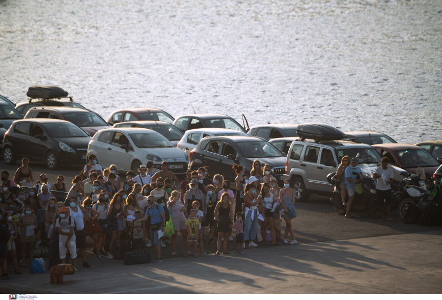 Δόμηση και υπερτουρισμός «στραγγαλίζουν» τις Κυκλάδες: Τρία νησιά ανάμεσα στις απειλούμενες τοποθεσίες της Ευρώπης