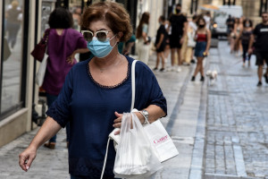 Κορονοϊός: Το επόμενο «πακέτο» μέτρων, «λουκέτο» στα μαγαζιά στις 22:00, μάσκες παντού και SMS