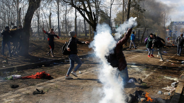 Βίντεο ντοκουμέντο από Έβρο: Η αστυνομία της Τουρκίας πετά δακρυγόνα στην ελληνική πλευρά