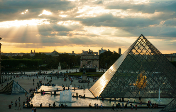 Ληστεία στο Λούβρο: Νέα στοιχεία για τους δύο άνδρες που συνελήφθησαν