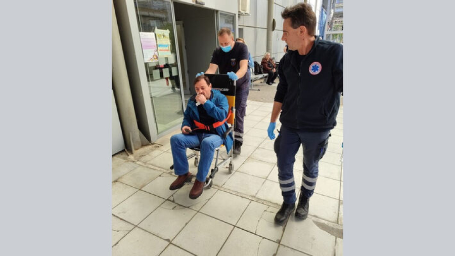 Αδιανόητη επίθεση: Δημοτικός σύμβουλος του Μπέου φόρεσε μάσκα και γρονθοκόπησε συνάδελφό του