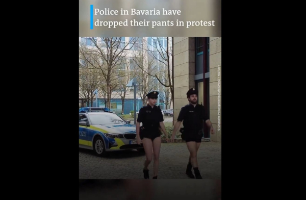 Αστυνομικοί έκαναν περιπολία με... το βρακί σε ένδειξη διαμαρτυρίας