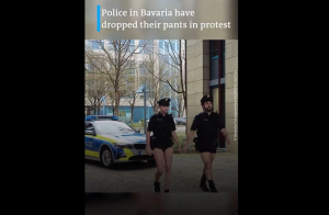 Αστυνομικοί έκαναν περιπολία με... το βρακί σε ένδειξη διαμαρτυρίας