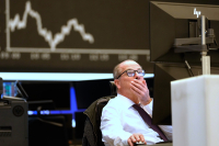 Σε πτώση η Wall Street - Υποχωρεί το δολάριο, πέφτει η τιμή του πετρελαίου