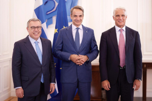 Συνάντηση Μητσοτάκη με τους CEO της UniCredit και της Alpha Bank