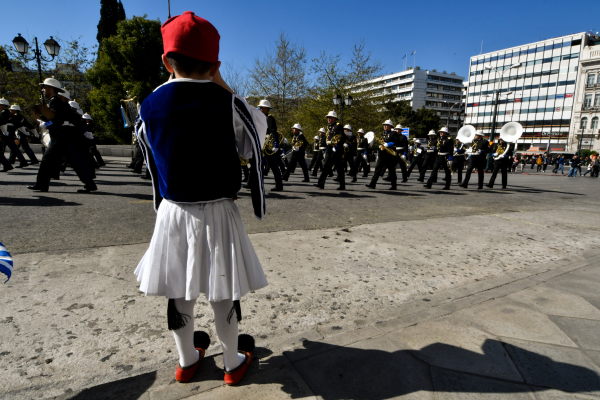 Καιρός: Ισχυρά φαινόμενα στην Κρήτη - Χωρίς βροχή η στρατιωτική παράλεση στην Αθήνα