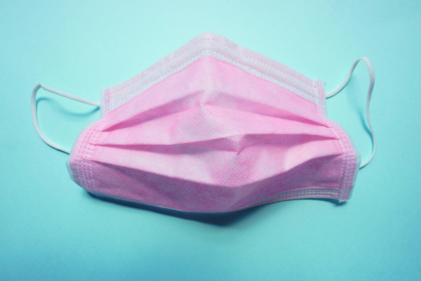 Συναγερμός για τα νέα στελέχη κορονοϊού: «Πολύ μεταδοτικά ακόμη και σε ανοιχτούς χώρους»